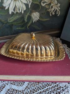 Beurrier en laiton de finition or de qualité supérieure avec illustration élégante parfaite pour la table à manger de fête et l'affichage de la cuisine de tous les jours - Product Image 2