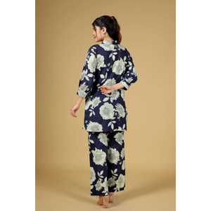 Ensemble coordonné classique en coton bleu : Tunique boutonnée à col montant et pantalon large à motifs floraux pour un look décontracté ou professionnel élégant - Product Image 2