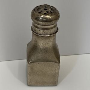 Molinillo de pimienta y coctelera de latón elegante con superficie redonda Lisa Artesanal que ofrece acento decorativo para interiores de comedor - Product Image 6