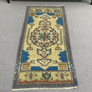 Alfombra Turca Vintage de 1.5x3.3 pies (47x100 cm), Alfombra Oriental Azul y Roja - Product Image 2