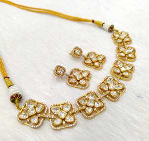 Ensemble de collier en pierre Mosenite de qualité supérieure pour femme finition or avec boucles d'oreilles et accents de perles adaptés aux vêtements ethniques et de mariée - Product Image 3