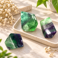 Pierre de poche en fluorite polie de 5 cm, forme libre, vert et violet, pierre naturelle de guérison, décoration d'intérieur, cadeau pour les amateurs de cristaux