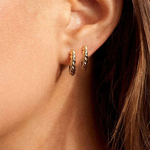 Pendientes de aro Huggie redondos chapados en oro clásico, diseño de cuerda trenzada para mujer a la moda para uso diario en fiestas, hecho de latón duradero - Product Image 2