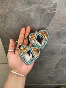Nieuwe Aankomst Koeienhuid Bont Leer Turquoise Bewerkte Leren Sleutelhangers Handgemaakte Stijlvolle Unieke Patroon Sleutelhanger Hot Sale Sleutelhanger - Product Image 4
