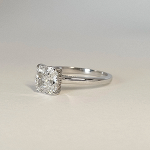 Bague de fiançailles classique pour femme personnalisée certifiée IGI VVS 925 Sterling Silver Cushion Cut Moissanite Solitaire Princess Fine - Product Image 1