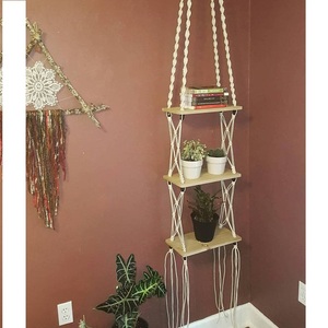 Étagères élégantes en macramé à 3 niveaux Étagère murale flottante en bois moderne avec joli cintre à fleurs pour Noël - Product Image 1