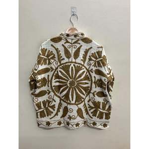 เสื้อแจ็คเก็ตผ้าฝ้ายปักมือ Bibi Marigold ผลิตด้วยมือที่เมืองชัยปุระ สีงาช้างและสีเขียวมะกอก ดีไซน์หรูหรา ระบายอากาศได้ดี คอตั้ง เหมาะสำหรับฤดูใบไม้ผลิ - Product Image 4