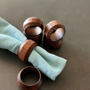 Élégant rond de serviette en bois d'acacia foncé porte-serviettes en bois de noyer direct d'usine pour les tables de banquet, décoration d'événement et de fête pour - Product Image 1
