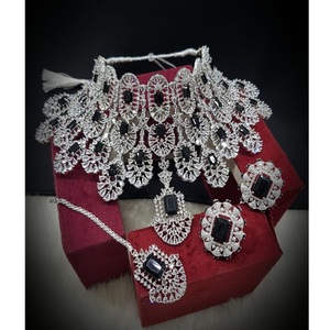 สร้อยคอเพชรสุดหรูของดีไซเนอร์ชุดโช้คเกอร์สำหรับงานแต่งงานที่ดูมีชื่อเสียงพร้อมต่างหูยาวกับ mangtika ในเพชรอเมริกัน - Product Image 1