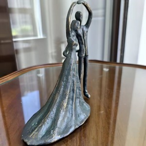 Figura Moderna de Novios, Escultura de Aluminio que Immortaliza la Elegancia y el Romance con Detalles Exquisitos y un Diseño Ecológico - Product Image 6