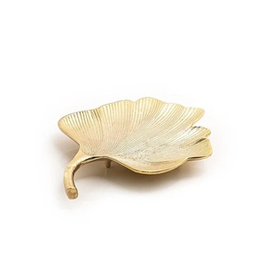 Bandeja de servicio de metal dorado adornado con forma de hoja para fiestas de té sofisticadas, recepciones de bodas y reuniones elegantes - Product Image 2