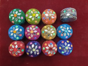 Joyero indio hecho a mano con cuentas, caja de baratija decorativa, caja de almacenamiento de trabajo de espejo colorido para regalo decoración del hogar, 1 paquete = 12 piezas - Product Image 3