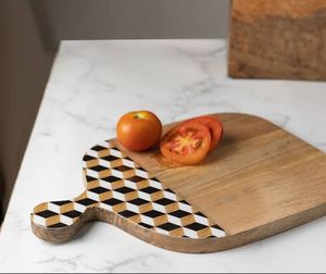 Tabla de cortar de madera de mango de último diseñador con mango decorativo de resina Superficie de corte premium y agarre ergonómico elegante - Product Image 1