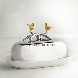 Beau plat à beurre en métal d'inspiration vintage avec des détails complexes parfaits pour améliorer le charme de votre expérience culinaire - Product Image 1