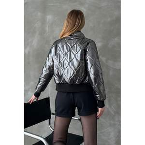 เสื้อโค้ทผู้หญิงแบบมันเงา แต่งลายควิลท์ ขายส่ง เพิ่มสไตล์และความสง่างามให้กับทุกชุด - Product Image 1