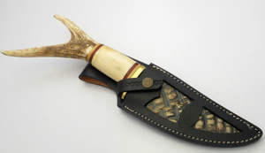 Skinner professionnel en acier damas fait à la main de haute qualité avec poignée en corne avec gaine en cuir pur. - Product Image 6