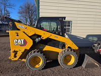 Chargeuse compacte sur pneus CAT 236D, moteur DIT (turbo) 74 ch, faible nombre d'heures (722), poids opérationnel de 6559 lb