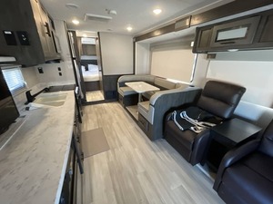 VENDEDOR VERIFICADO DE CARAVANA USADA Coachmen LEPRECHAUN 319MB 2023, Lista para la Venta y Entrega a Nivel Mundial - Product Image 3