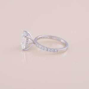 Bague de fiançailles avec diamant de laboratoire taille princesse de 4,49 carats |   Argent massif 925 plaqué rhodium à tige fendue |   Pave Band - Product Image 2
