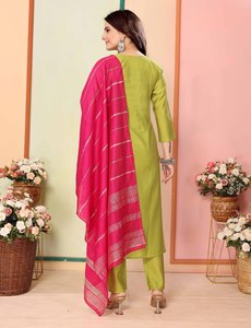 Nuevo catálogo lanzado Mujeres Bordado Reversible Seda Salwar Kameez Set para ocasiones de fiesta - Product Image 3