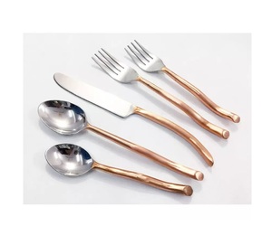 Juego de cubiertos de acero inoxidable chapado en oro de lujo Última cuchara y tenedor de metal para bodas con cubiertos de cuatro piezas - Product Image 2