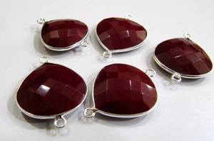 Connecteur double boucle en laiton à sertissage, forme cœur en corail rouge, 20 mm, facetté, type briolette - Product Image 4