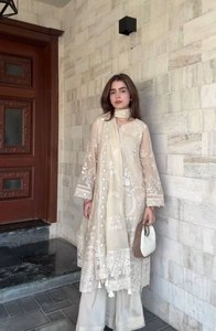 ชุดสูทดีไซน์สวย สีแดง ปักลายด้วยผ้าจอร์เจียต์เนื้อนุ่ม ตกแต่งด้วยลูกปัดและงานปักเลื่อม น้ำหนักเบา เหมาะสำหรับเทศกาลอีดและรอมฎอน - Product Image 4