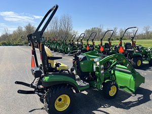 Tracteur à roues John Deere 25HP avec chargeur frontal et siège jaune, carrosserie verte - Product Image 4