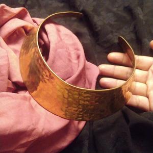 Collier ras du cou tribal en spirale flexible en laiton fait à la main, bijoux ethniques bohèmes pour femmes, à porter lors de festivals et de cérémonies culturelles - Product Image 5