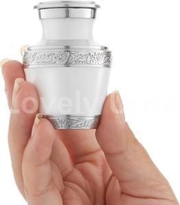 Ensemble de 4 urnes souvenir en aluminium émaillé blanc dans une boîte en velours - Product Image 3