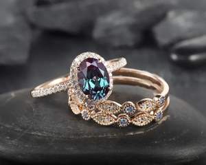Anillo de compromiso de plata de ley 925 con alejandrita sintética de 1.1 quilates, halo vintage, conjunto nupcial de oro rosa de 14K, hecho a mano, clásico. - Product Image 2
