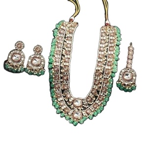 Collar llamativo de lujo con gemas verdes esmeralda de múltiples capas y diamantes de corte brillante, con pendientes a juego en forma de lágrima. - Product Image 1