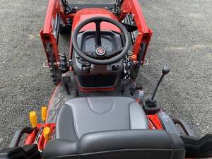 Tractor Massey Ferguson GC1725M de 25 HP con Tracción en las 4 Ruedas, Cargador Frontal de 49 Pulgadas y Plataforma de Corte de 60 Pulgadas - Product Image 4