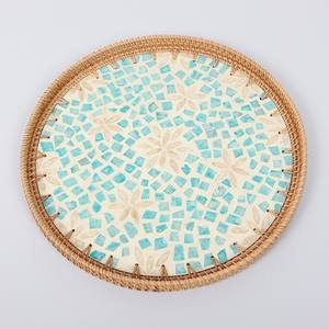 Plateau de service rond en nacre écologique fait à la main avec incrustation de coquillage bleu clair en rotin, fournisseur en gros pour table de cuisine - Product Image 5