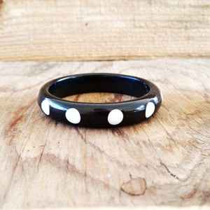 Bracelet de manchette en résine de style vintage hautement poli et personnalisé pour femmes d'Inde - Product Image 3