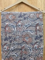Tissu en coton gris ardoise de qualité supérieure, imprimé à la main, orné d'un motif botanique élégant et complexe.