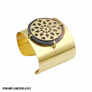 Brazalete Artesanal de Latón con Mandala, Incrustaciones de Nácar Oscuro y Filigrana Floral, Brazalete Elegante, Regalo para Ella - Product Image 4