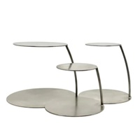 Support à gâteau en bois sur mesure de style moderne, finition noyer, trois étages, forme triangulaire, pour servir des desserts