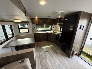 Camping-car remorque d'occasion 2024 Foorest River Rockwood Ultra Lite 2608BS - Product Image 5