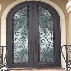 Portes extérieures de maison avec construction en fer forgé avec dessus arqué et système de verrouillage moderne pour la commodité quotidienne - Product Image 3