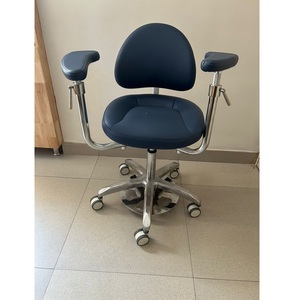 Tabouret de chirurgien de qualité hospitalière très demandé avec siège ergonomique et base métallique robuste pour les environnements médicaux, disponible à la vente - Product Image 3