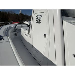 Embarcación de Pesca con Consola Central Sportsman Masters 247OE 2026 de 8' 5 - Product Image 1