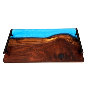 Plateau de service élégant en résine et bois, fonctionnel pour les collations, les repas, le service à tout moment, les boissons, le café, le thé, avec un charme rustique, prix de gros - Product Image 1