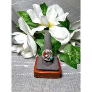 Anillo de Plata de Ley con Incrustaciones de Turquesa y Piedras Multicolores de Corte Princesa, Diseño Moderno Grace Smith, Talla 10.5, Regalo Perfecto - Product Image 1