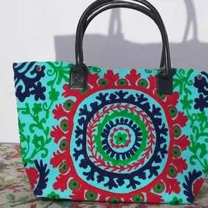 กระเป๋าผ้าฝ้ายสไตล์โบโฮอินเดียทำมือสำหรับผู้หญิง  งานปักซูซานีสวยงาม พร้อมหูหิ้วสไตล์วินเทจฮิปปี้  กระเป๋าสะพาย - Product Image 6