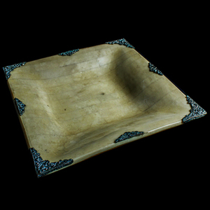 Plateau en coquillage blanc corail avec motif argenté sculpté, artisanat de coquillages exclusif, technique de fabrication de bijoux, design élégant et exclusif - Product Image 3