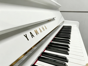 Piano droit Yamaha U1D 88 touches finition blanche style classique touches lestées plancher en bois massif - Product Image 3