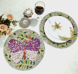 Set de table de mariage classique rond en verre rouge perlé, broderie de luxe, écologique, personnalisable - Product Image 1