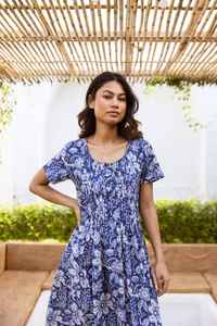 Robe bohème Alohi, fabriquée à la main, en coton pur, imprimée à la main, à motifs floraux, décontractée, occasionnelle, bleu et blanc, mode éthique - Product Image 6