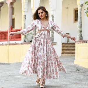 DESIGNER SOIRÉE BLANC ÉTÉ-FLEURS EN FLEURS COUPE NAIRA TOP -PENT - Product Image 1